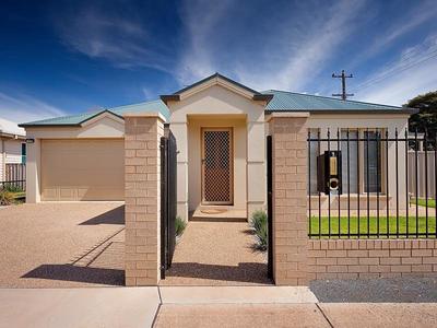 1 LYNDREN STREET, Wodonga