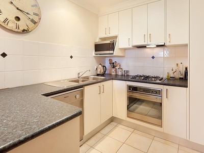 1 LYNDREN STREET, Wodonga