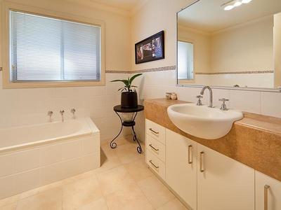 1 LYNDREN STREET, Wodonga