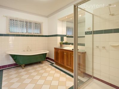 22 AVONDALE DRIVE, Wodonga