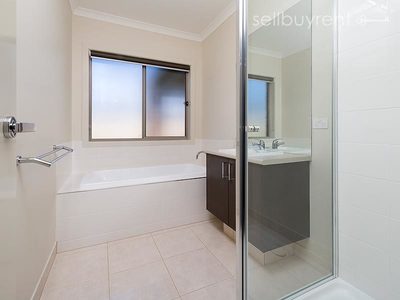 27 AXFORD BOULEVARD, Wodonga
