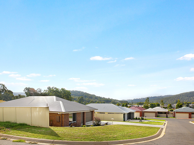 8 Harry Crescent, Hamilton Valley