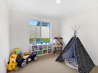 8 Harry Crescent, Hamilton Valley