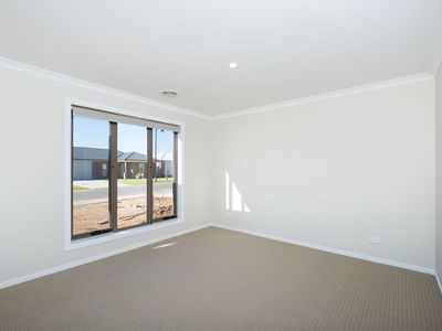 38 RUTHVEN CIRCUIT , Wodonga