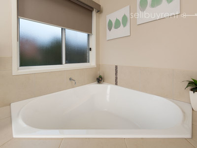 44 HILLANDALE COURT, Bonegilla