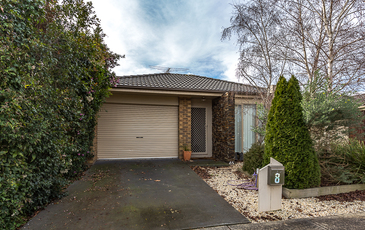 8 Mossman Drive, Cranbourne East