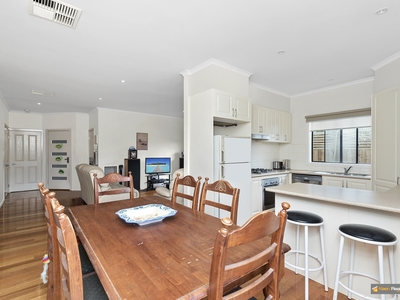 3 / 8 Charles Street, Pakenham