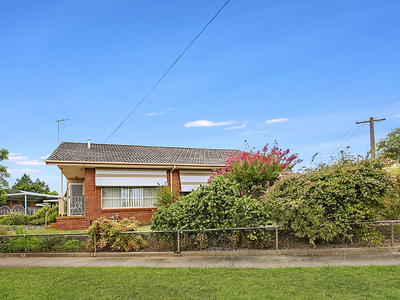 8 SCHLINK STREET, Wodonga