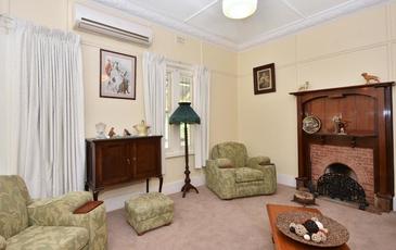 106 High Street, Charlton
