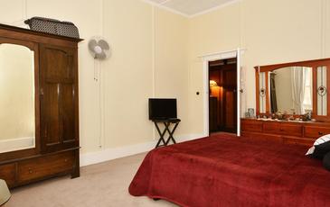 106 High Street, Charlton