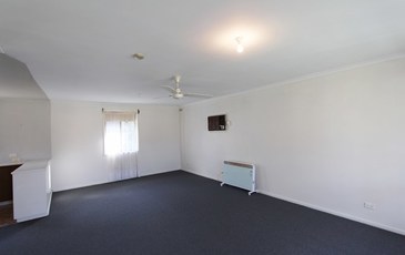 1 / 1 Olympic Parade, Kangaroo Flat
