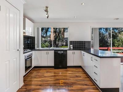 18 Flora Park Way, Carrum Downs