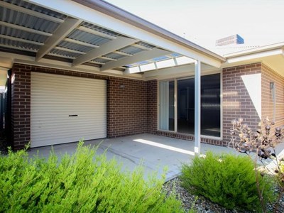 1 / 42 Honeyeater Circuit, Thurgoona