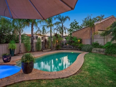 21 AVONDALE DRIVE, Wodonga